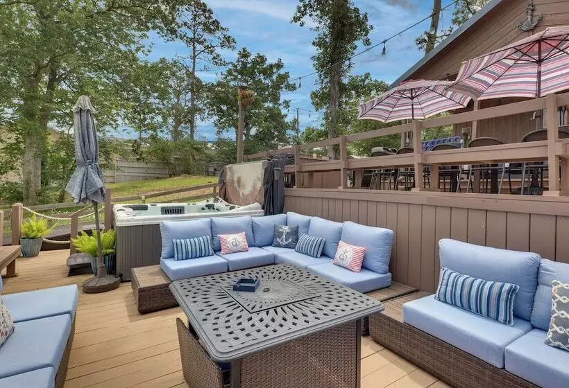 Beautiful Lakehouse: Hot Tub, Gameroom & 10 Kayaks