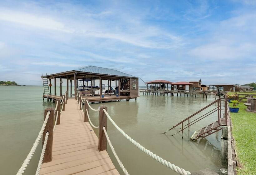 Beautiful Lakehouse: Hot Tub, Gameroom & 10 Kayaks