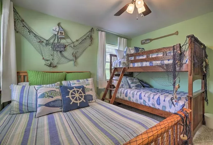 Beautiful Lakehouse: Hot Tub, Gameroom & 10 Kayaks