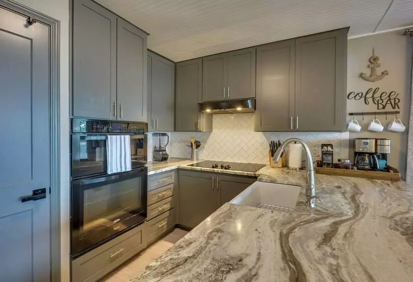 Beautiful Lakehouse: Hot Tub, Gameroom & 10 Kayaks