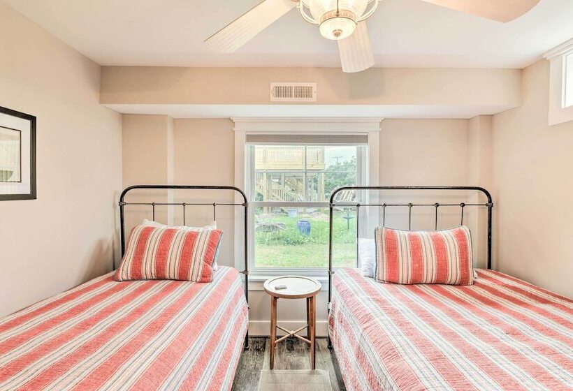 Bright Emerald Isle Home   Walk To The Beach!