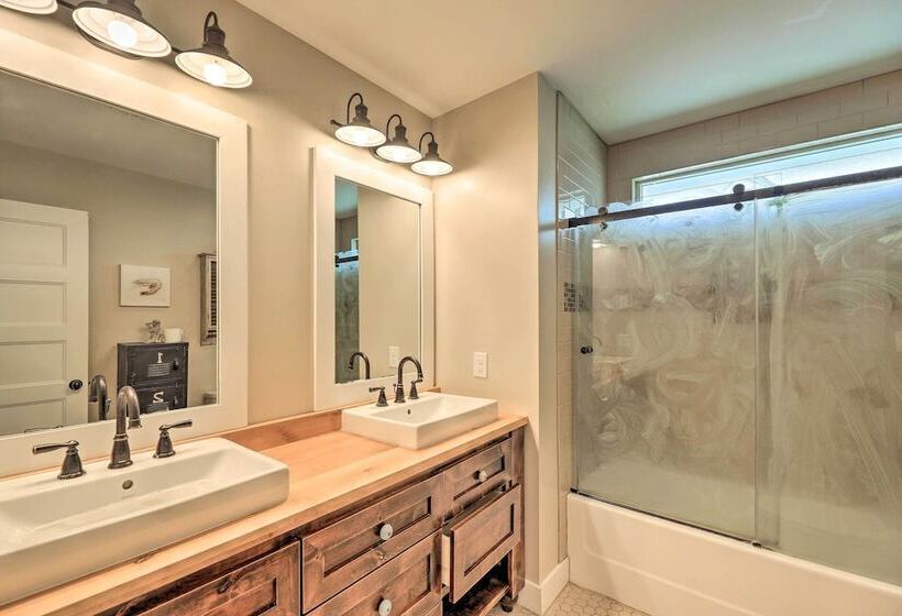 Bright Emerald Isle Home   Walk To The Beach!