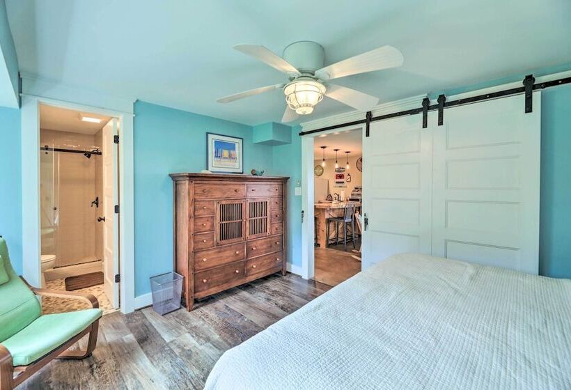 Bright Emerald Isle Home   Walk To The Beach!