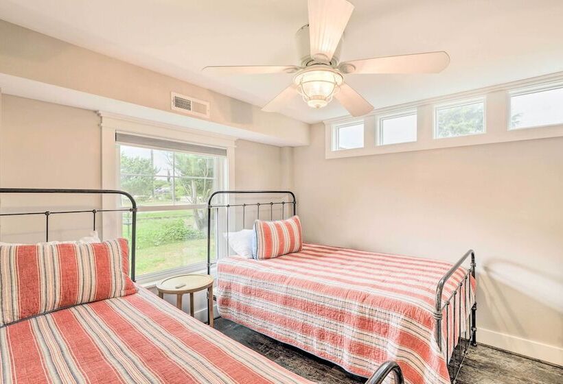 Bright Emerald Isle Home   Walk To The Beach!