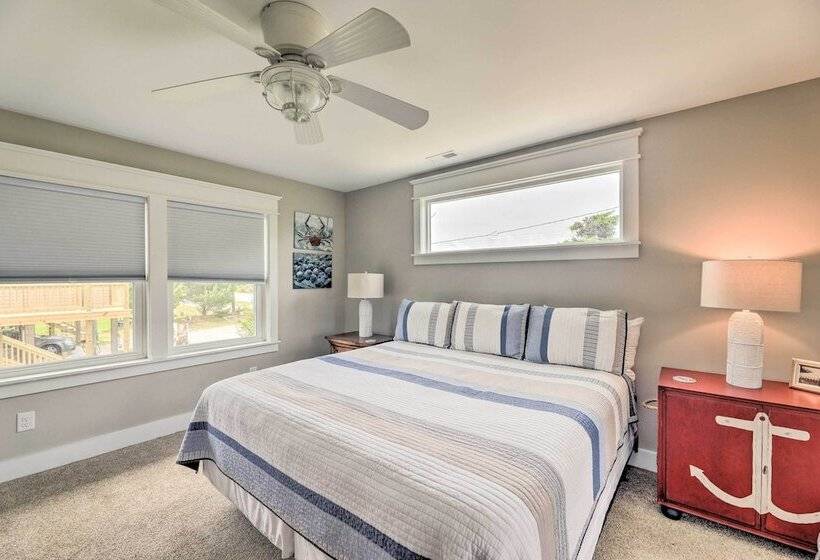 Bright Emerald Isle Home   Walk To The Beach!