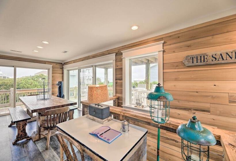 Bright Emerald Isle Home   Walk To The Beach!