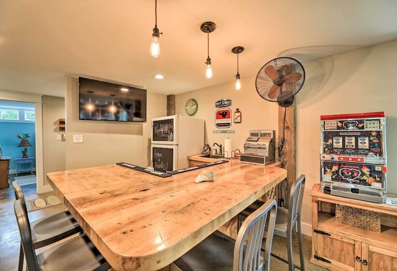 Bright Emerald Isle Home   Walk To The Beach!