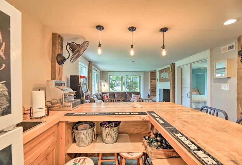 Bright Emerald Isle Home   Walk To The Beach!