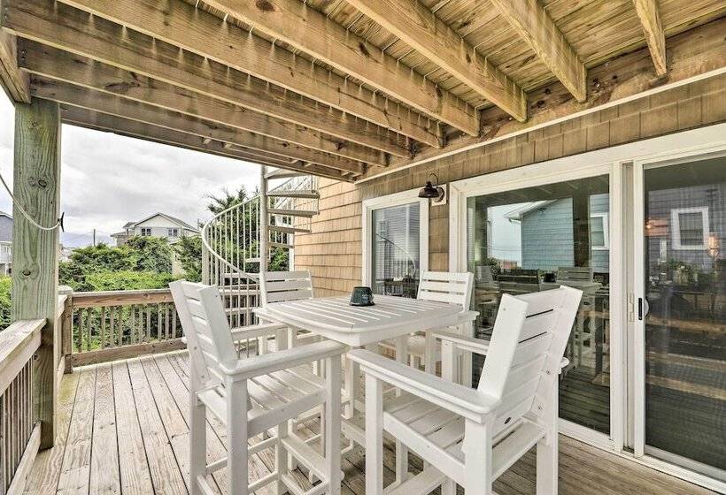 Bright Emerald Isle Home   Walk To The Beach!