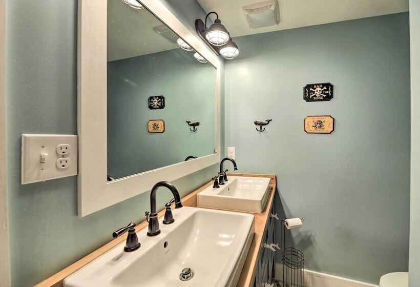 Bright Emerald Isle Home   Walk To The Beach!