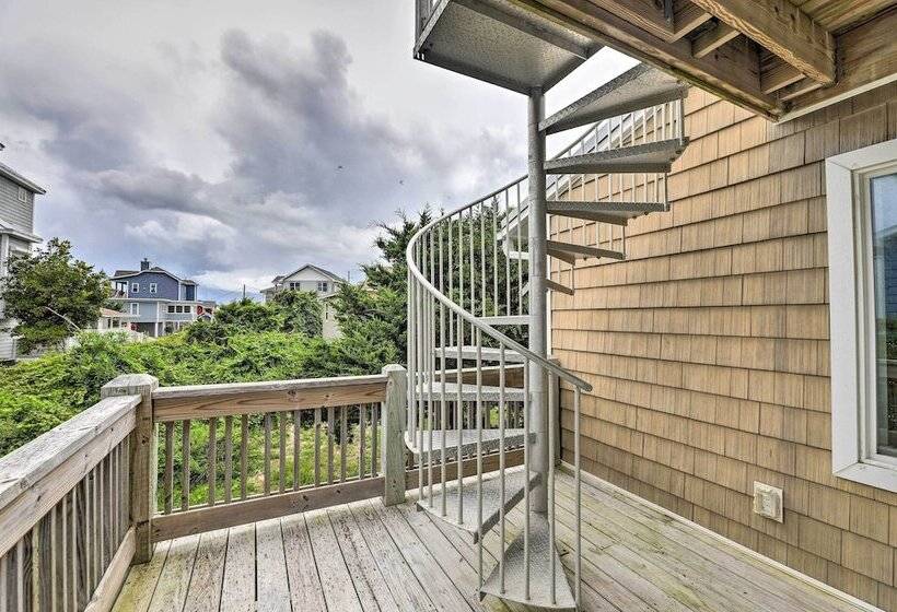 Bright Emerald Isle Home   Walk To The Beach!