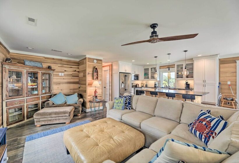 Bright Emerald Isle Home   Walk To The Beach!