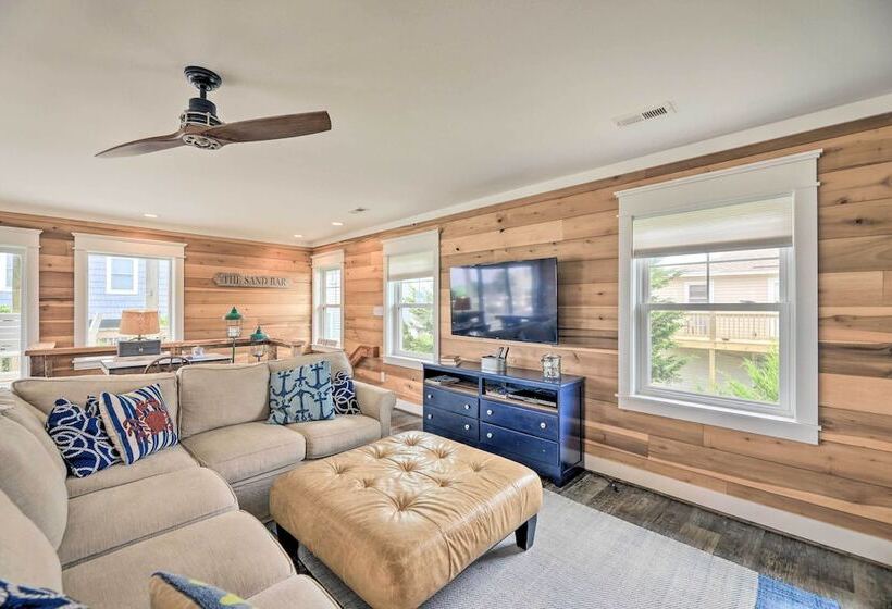 Bright Emerald Isle Home   Walk To The Beach!