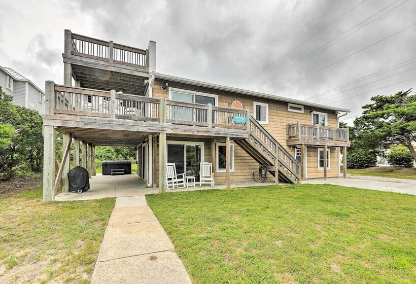 Bright Emerald Isle Home   Walk To The Beach!