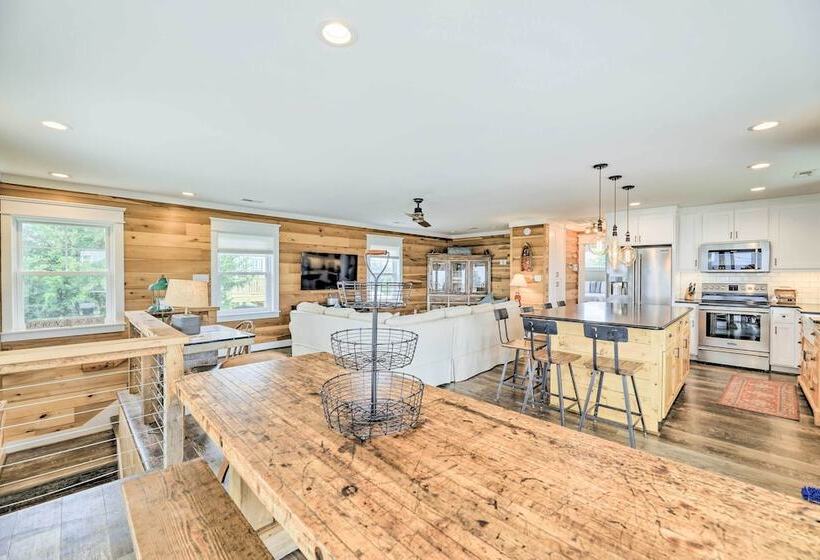 Bright Emerald Isle Home   Walk To The Beach!