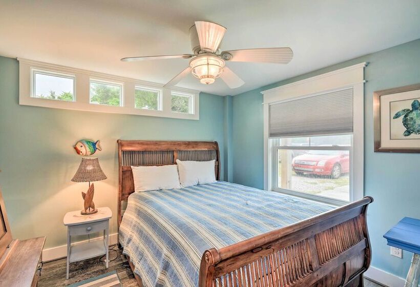 Bright Emerald Isle Home   Walk To The Beach!