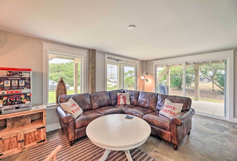 Bright Emerald Isle Home   Walk To The Beach!