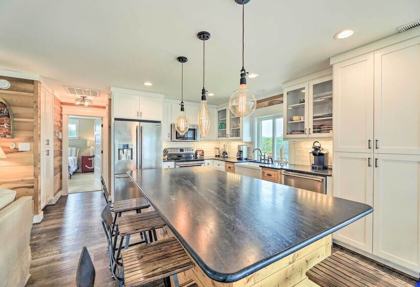 Bright Emerald Isle Home   Walk To The Beach!