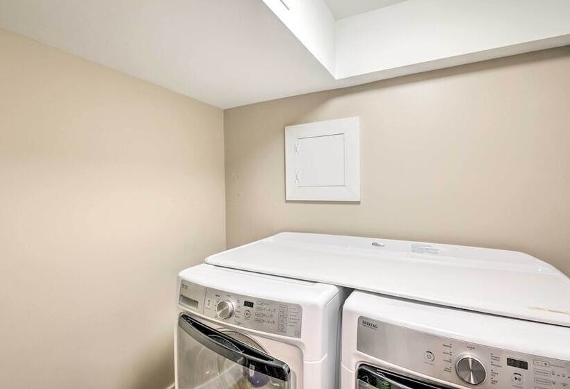 Bright Emerald Isle Home   Walk To The Beach!