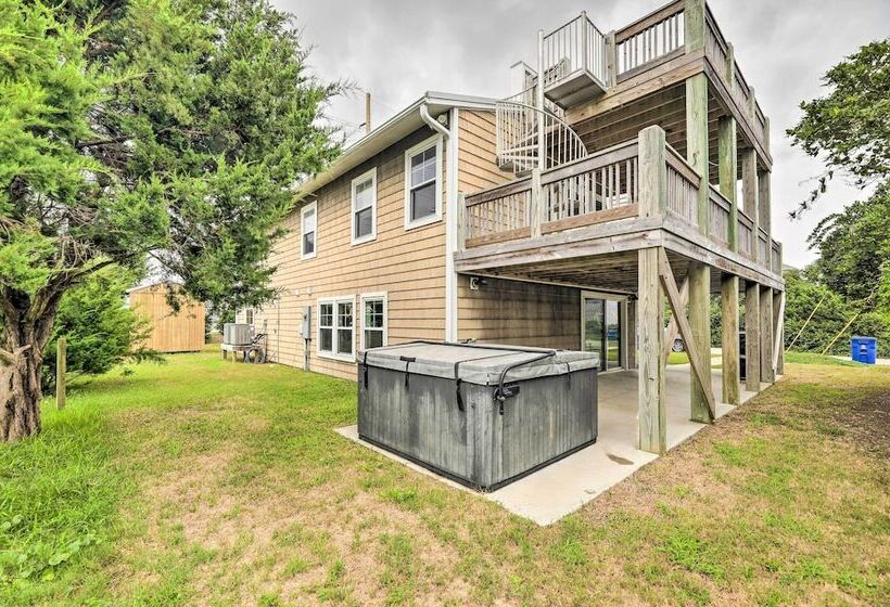 Bright Emerald Isle Home   Walk To The Beach!