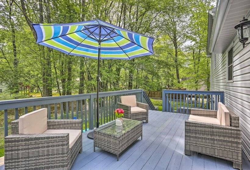 Poconos Family Getaway W/ Hot Tub & 2 Game Rooms!