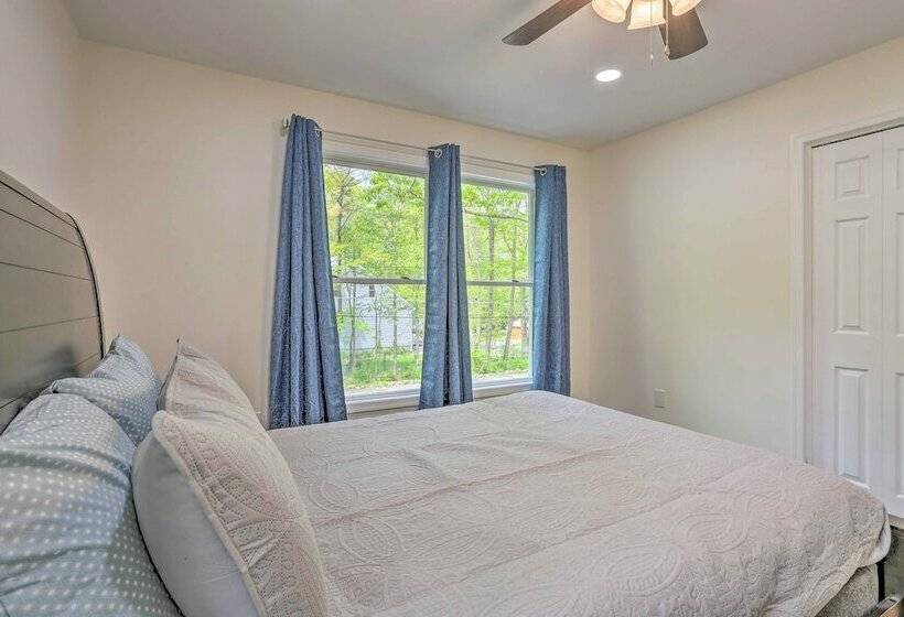 Poconos Family Getaway W/ Hot Tub & 2 Game Rooms!