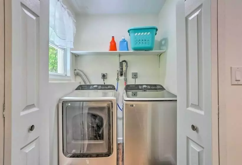 Poconos Family Getaway W/ Hot Tub & 2 Game Rooms!