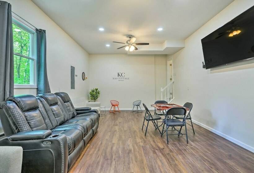 Poconos Family Getaway W/ Hot Tub & 2 Game Rooms!