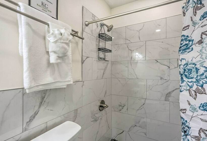 Poconos Family Getaway W/ Hot Tub & 2 Game Rooms!