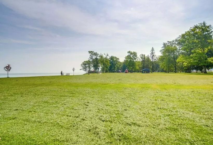 Charming Cottage W/ Yard < 1 Mi To Lake Erie!