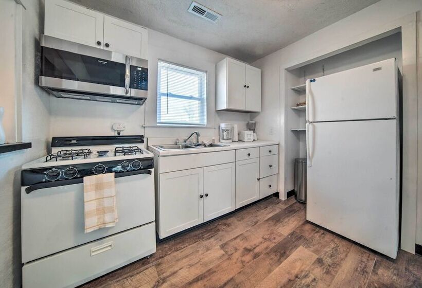 Charming Cottage W/ Yard < 1 Mi To Lake Erie!