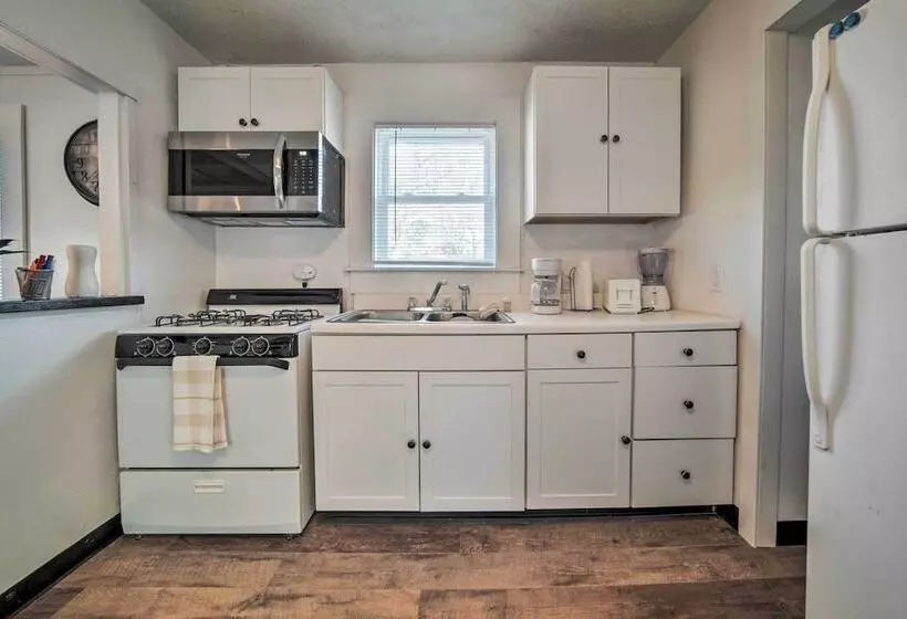 Charming Cottage W/ Yard < 1 Mi To Lake Erie!