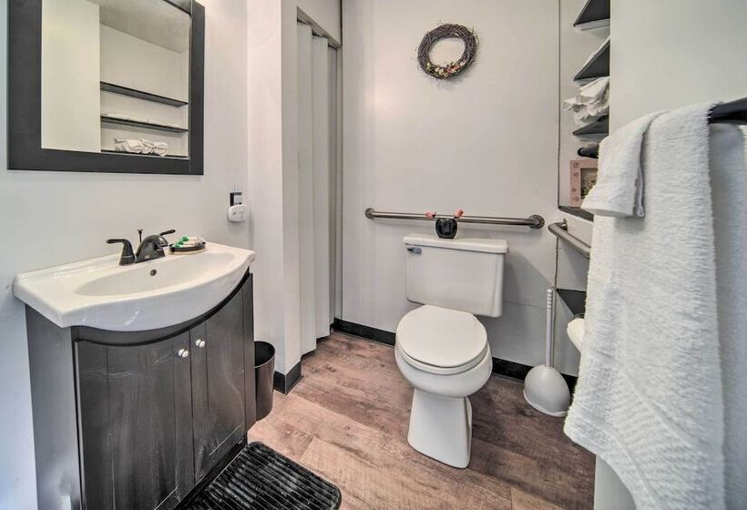 Charming Cottage W/ Yard < 1 Mi To Lake Erie!