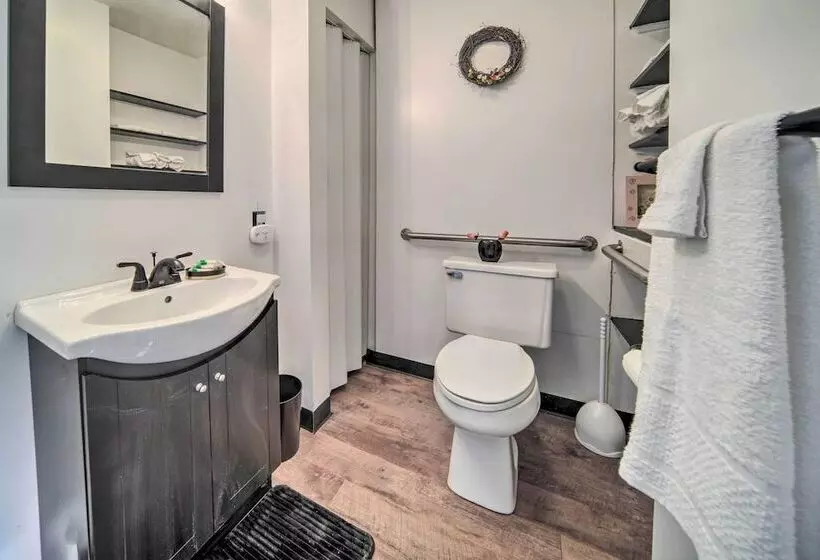 Charming Cottage W/ Yard < 1 Mi To Lake Erie!