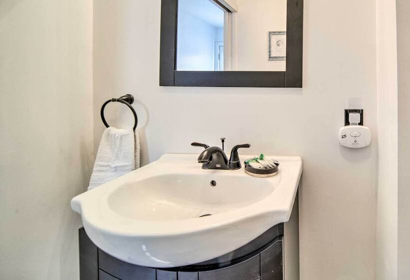 Charming Cottage W/ Yard < 1 Mi To Lake Erie!