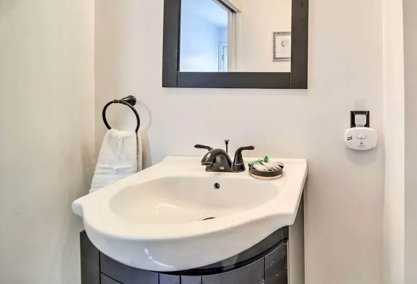 Charming Cottage W/ Yard < 1 Mi To Lake Erie!