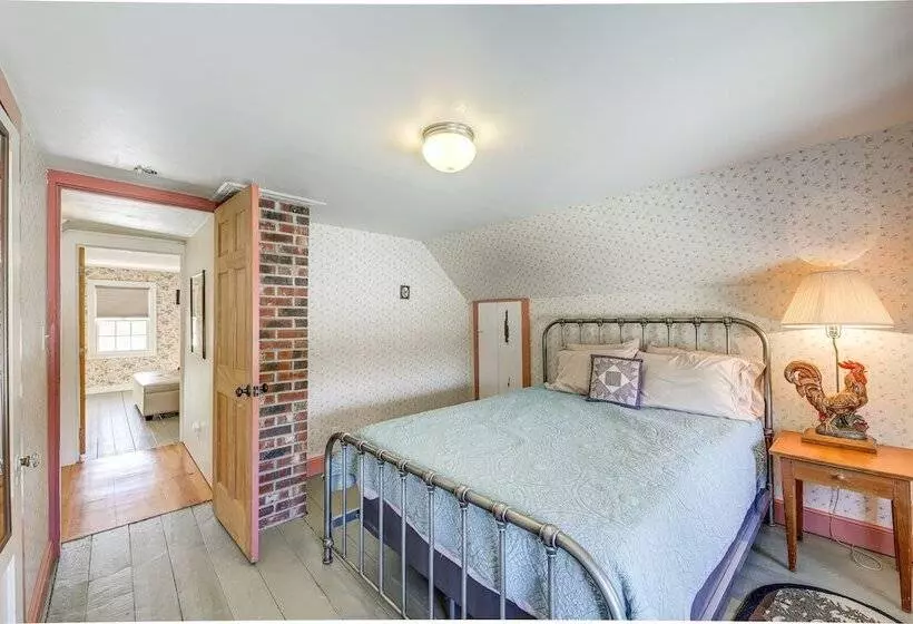 Charming Lovell Farmhouse   17 Acres W/ Mtn Views!