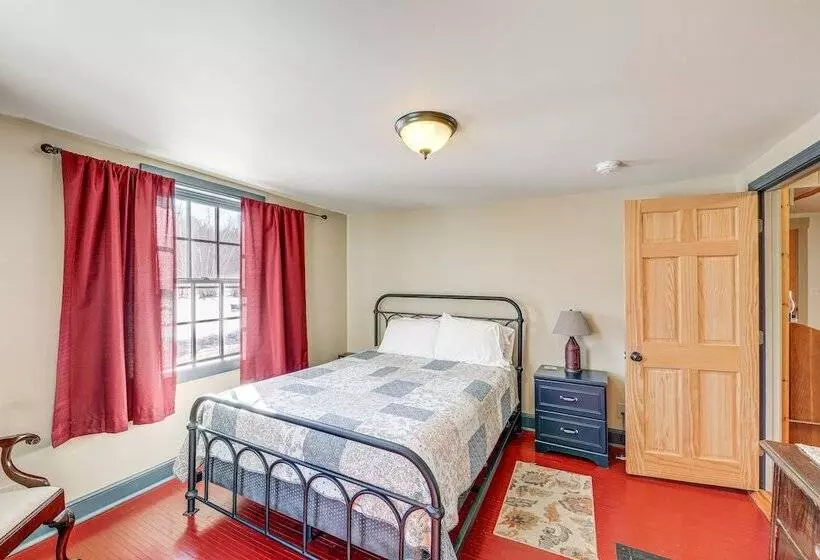 Charming Lovell Farmhouse   17 Acres W/ Mtn Views!