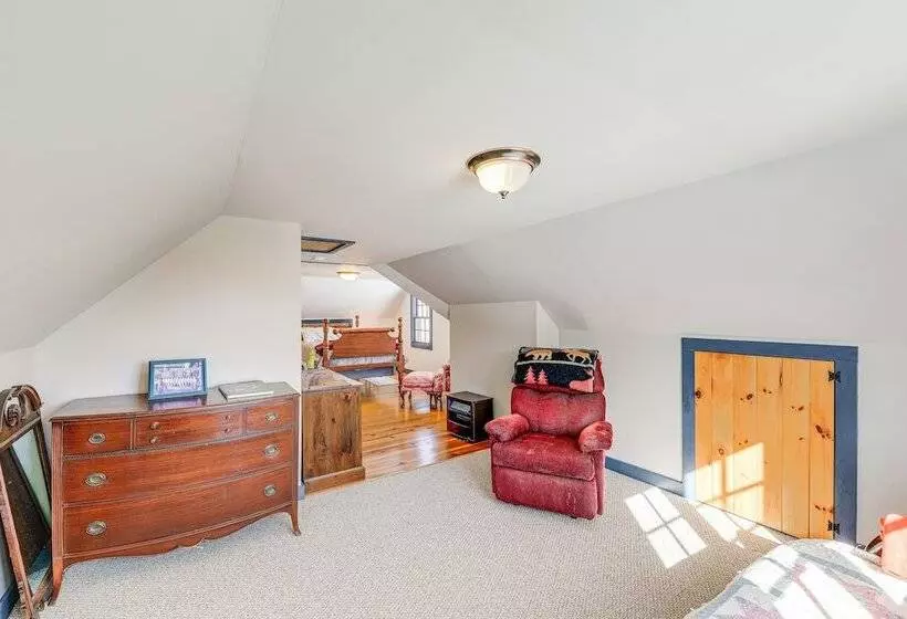 Charming Lovell Farmhouse   17 Acres W/ Mtn Views!