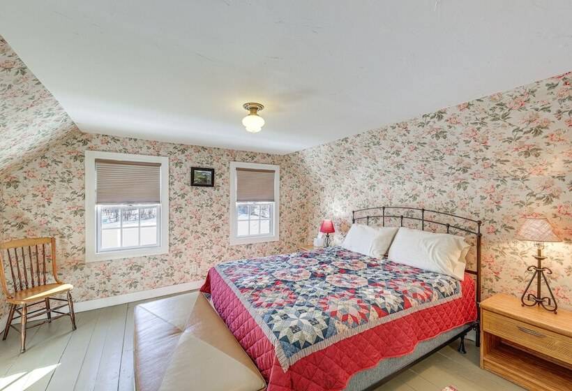 Charming Lovell Farmhouse   17 Acres W/ Mtn Views!