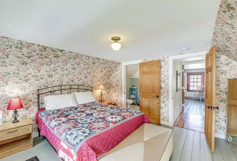 Charming Lovell Farmhouse   17 Acres W/ Mtn Views!