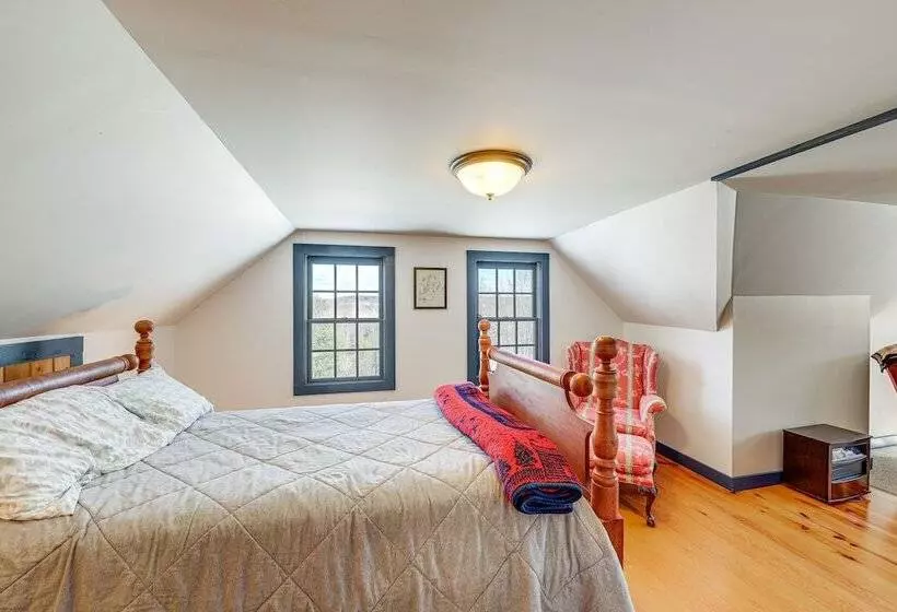 Charming Lovell Farmhouse   17 Acres W/ Mtn Views!