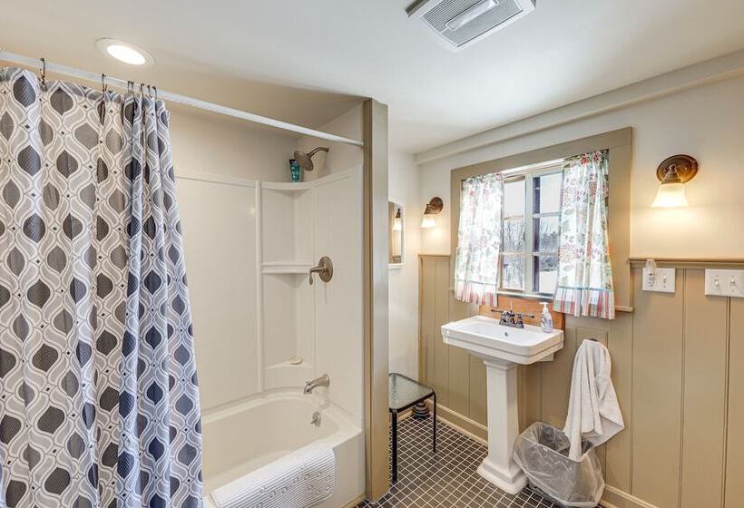 Charming Lovell Farmhouse   17 Acres W/ Mtn Views!