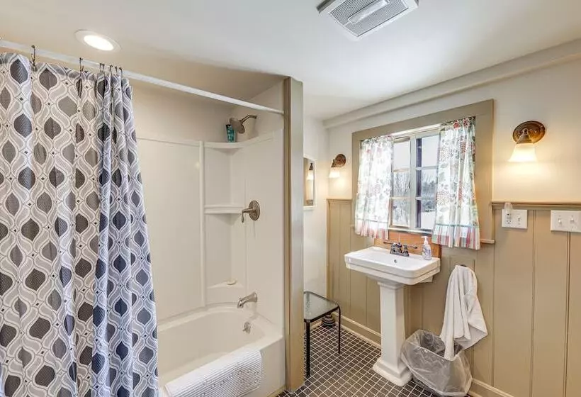 Charming Lovell Farmhouse   17 Acres W/ Mtn Views!