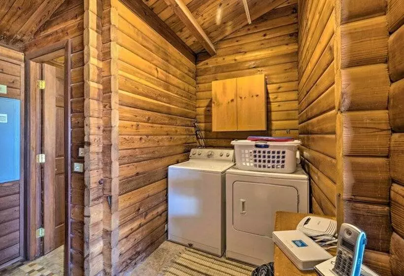 Coastal Oregon Retreat W/ Grill: 11 Mi To Astoria!