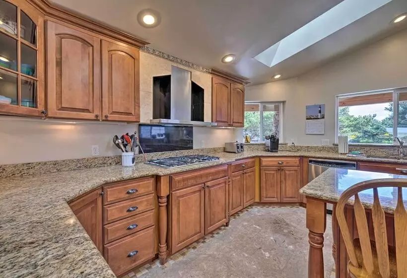 Coastal Oregon Retreat W/ Grill: 11 Mi To Astoria!