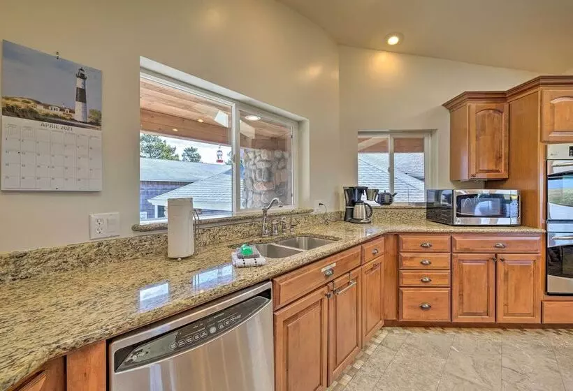 Coastal Oregon Retreat W/ Grill: 11 Mi To Astoria!