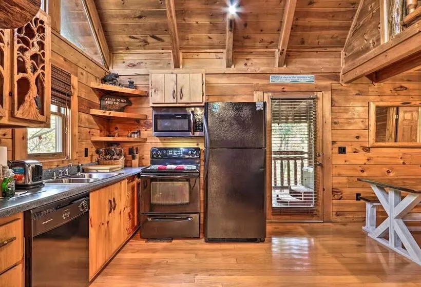 Smoky Mountain Log Cabin: 7 Mi To Gatlinburg!