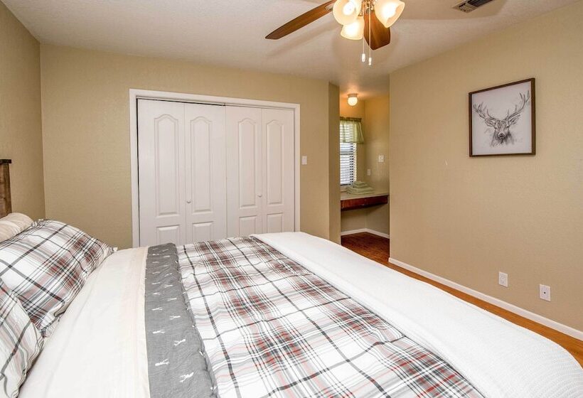 Del Rio Home W/ Lake Access & Boat Storage!