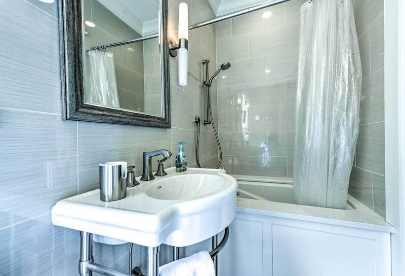 Elegant Raleigh Home W/ Porch, Walk Downtown!